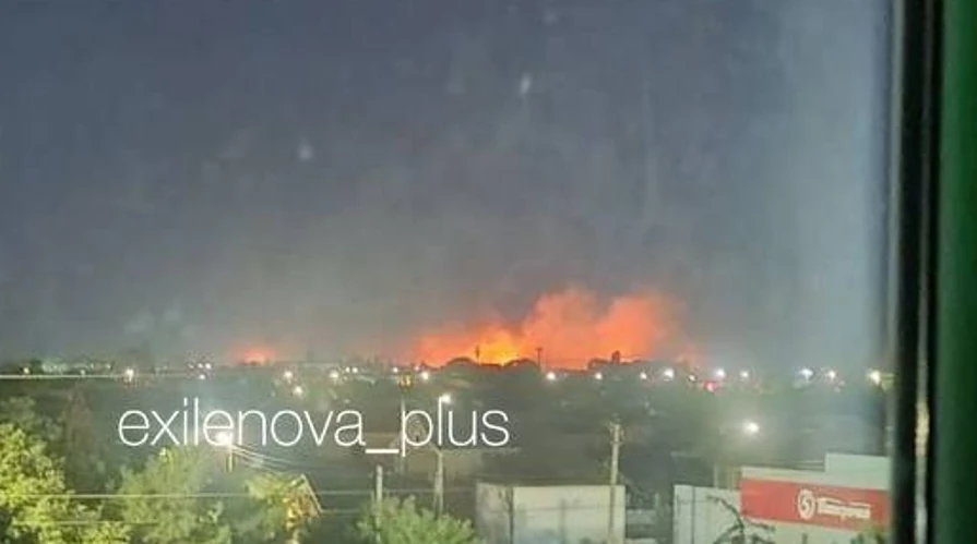 Ілюстративне фото пожежі на промисловому обʼєкті після удару