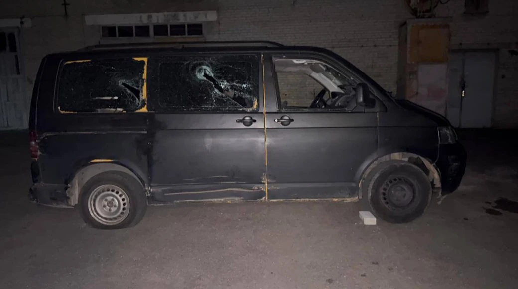 Пошкоджений службовий автомобіль ТЦК у Луцьку після нападу 20 серпня
