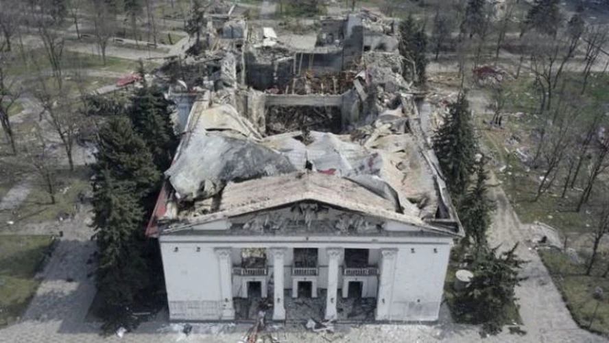 Зруйнована будівля Маріупольського драматичного театру після авіаудару 16 березня 2022 року