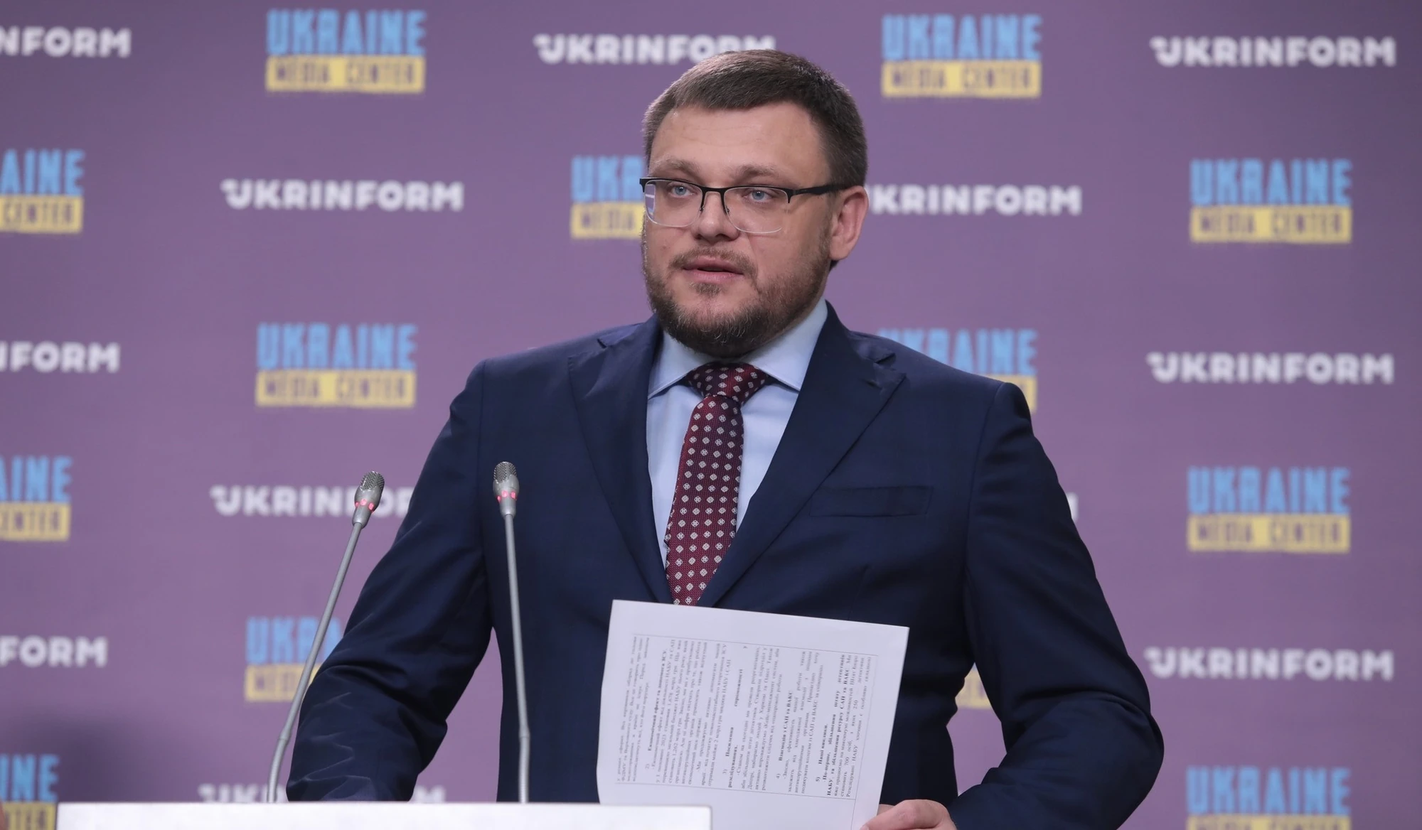 Генеральний прокурор Руслан Кравченко публікує у соцмережах відео з фрагментами записів і матеріалів підозри директору НАБУ
